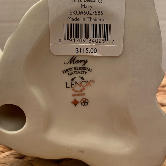 Lenox Mary First Blessing Nativity w/ Original Box and Styrofoam Case - Picture 7 of 12